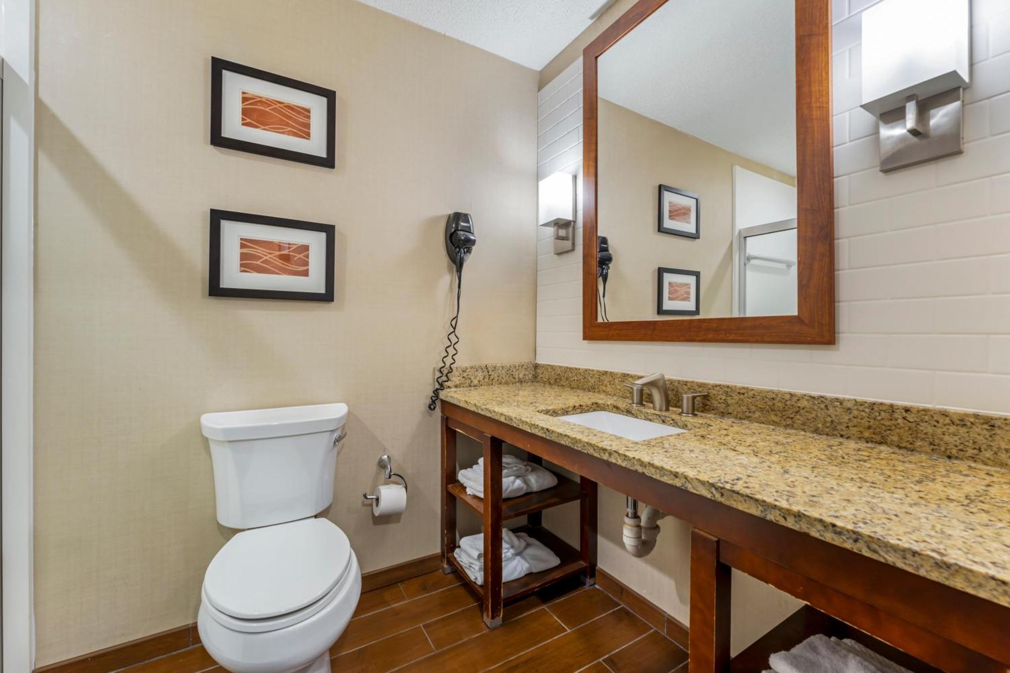 Comfort Inn & Suites Triadelphia Zewnętrze zdjęcie