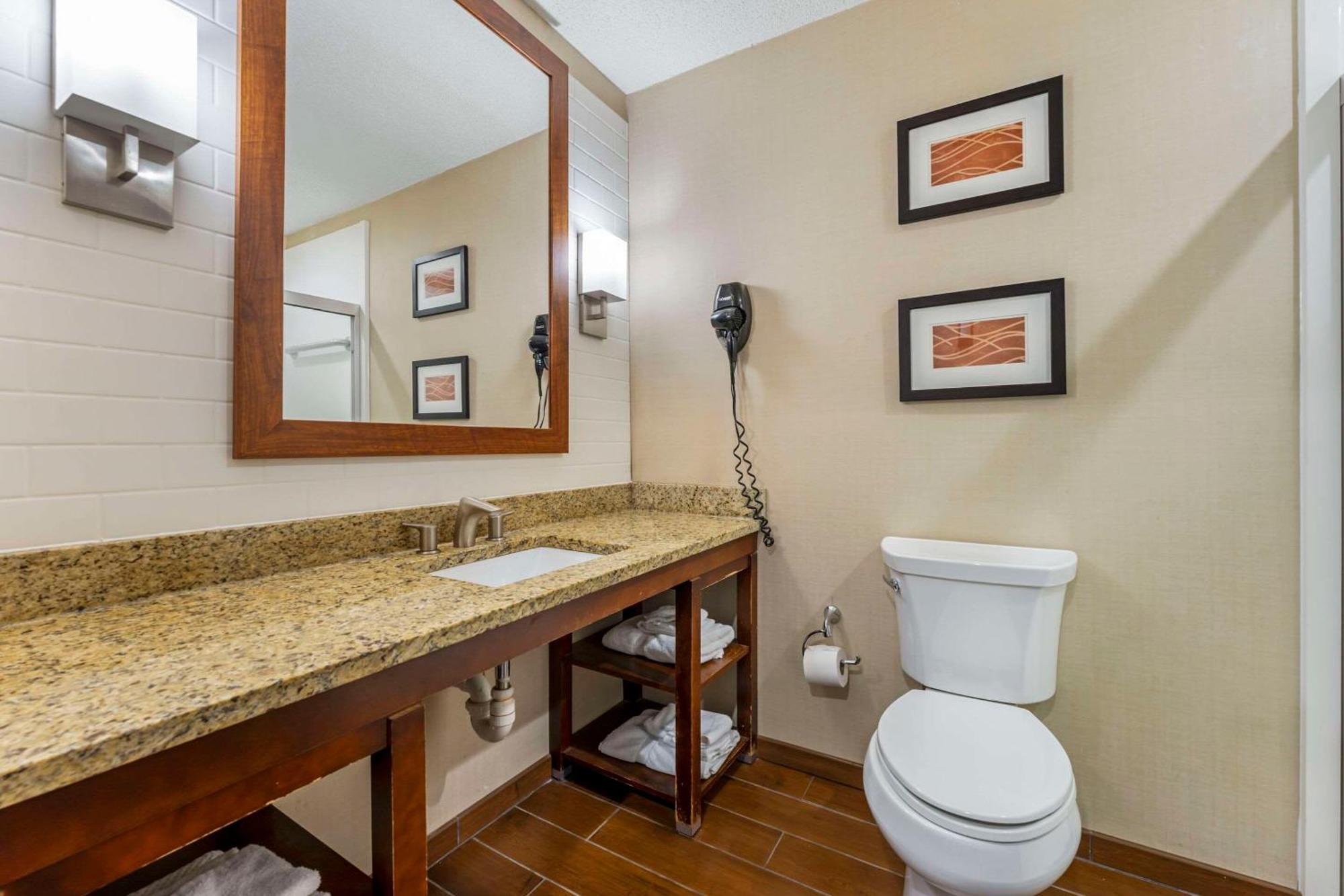 Comfort Inn & Suites Triadelphia Zewnętrze zdjęcie